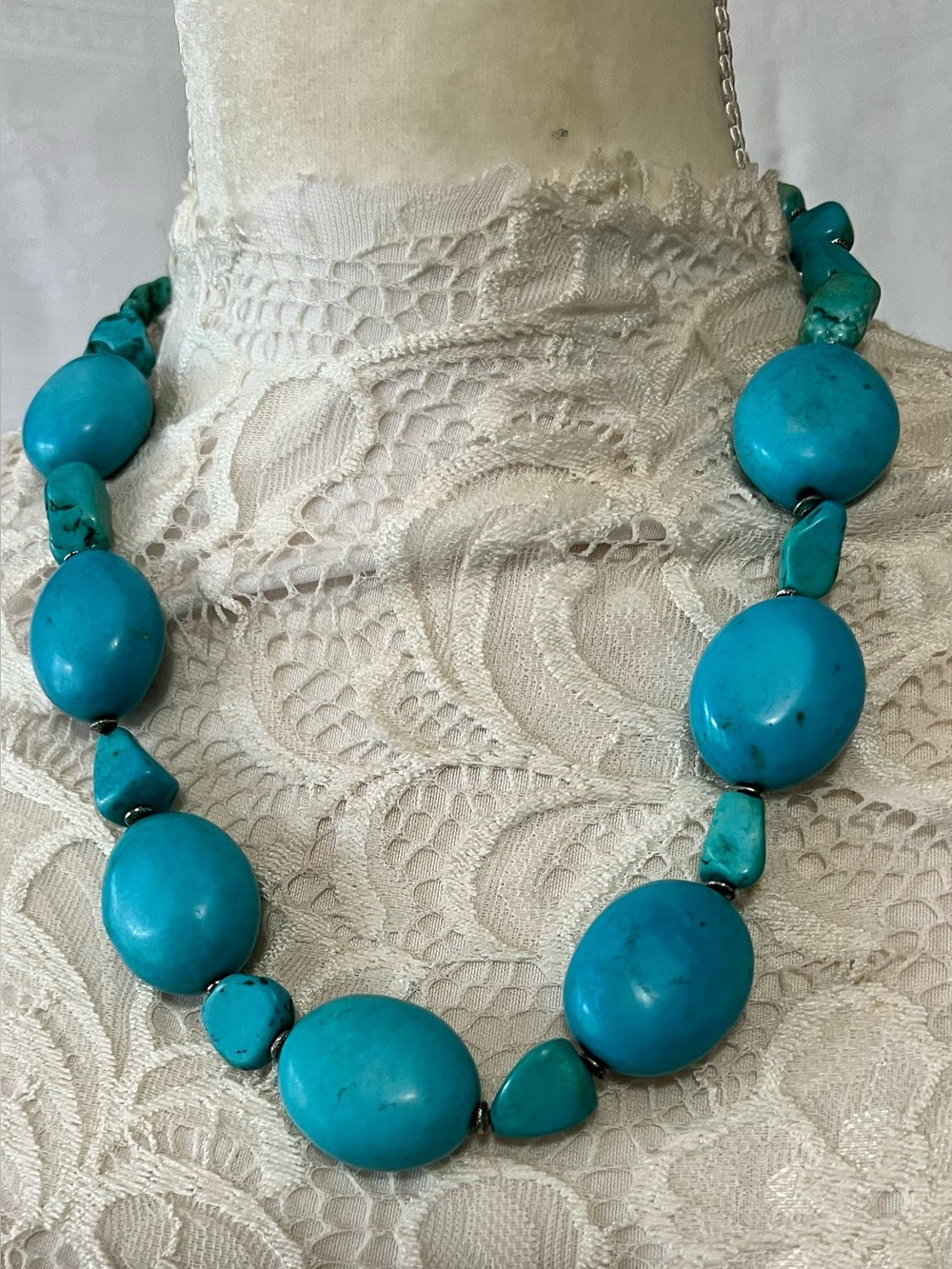 Premier Designs Chunky Magnesite Turquoise Bead Statement Necklace - Picture 3 of 6